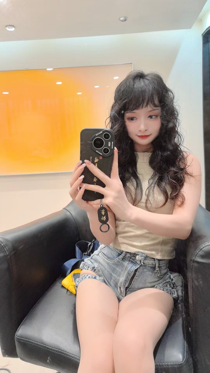 換了新髮型我覺得超級好看的..你覺得呢？幹說不好看就打爆你狗頭🐶 https://t.co/PZKZwmKMnH