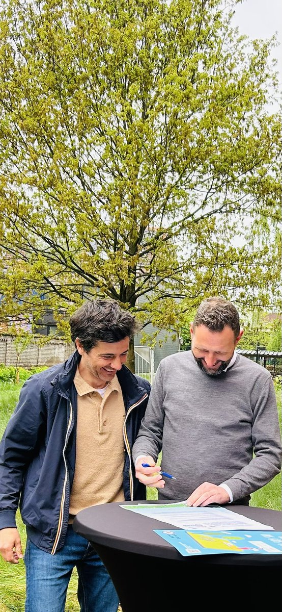 WouterPatho's tweet image. Prettige ondertekening van charter “bye bye gazon” voor meer biodiversiteit &amp;amp; natuur in Malle. Bedankt @DieterCoppens om aan de kar te blijven trekken🌿