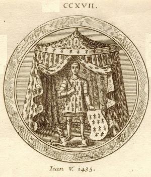 (2) Les descendants de Jean IV qui lui succèdent: son fils Jean V qui règne plus de 40 ans (1399 à 1442), ses petits-fils François 1er,  puis Pierre II, son second fils Arthur III (1457 – 1458), et enfin un  autre petit-fils, François II (1458 – 1488), père de la duchesse Anne.