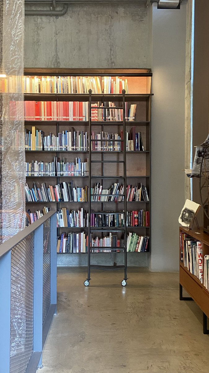 hiddenthread_'s tweet photo. Perfect spot สำหรับอ่านหนังสืออีกแห่ง : William Warren Library ที่ The Jim Thompson Art Center ดีมากกกกกกกกก เข้าฟรี!! space สวยเงียบสงบ  มีปลั๊กไฟพร้อม เราชอบมุม bean bag นั่งอ่านหนังสือสบายยย ชิวๆ 📚🤍 /ห้องสมุดเปิด 10โมง-6โมง (ปิด จ-อ) https://t.co/JPWd1L3WQk