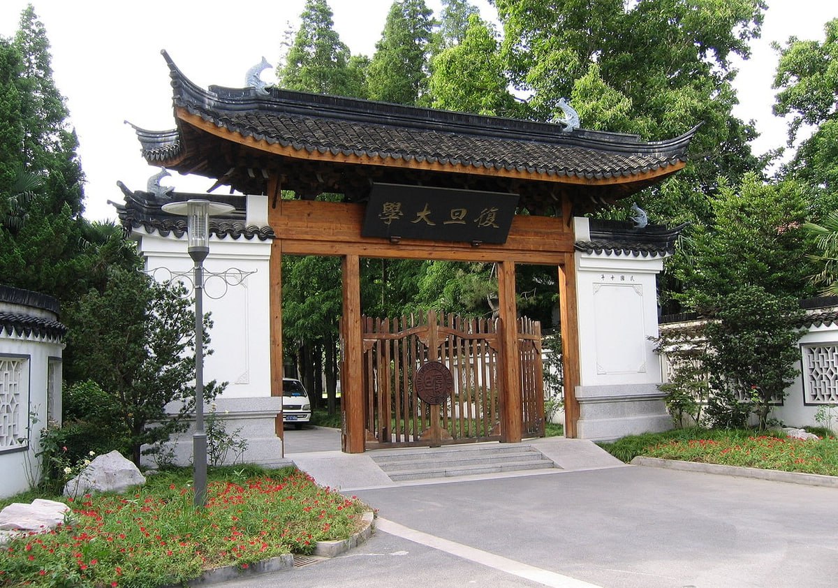 🇨🇳
🔴 غير عادي
الصينيون يدعمون جامعاتهم
خريجو جامعة فودان يتبرعون بمليار دولار لجامعتهم الأم

وتبرع الزوجان بمبلغ مليار يوان (137.2 مليون دولار) لدعم معهد الأبحاث المتقدمة بالجامعة.

وجاء التبرع من لي بينج، الذي تخصص في علوم البوليمرات عام 1985 والمؤسس المشارك لشركة البطاريات