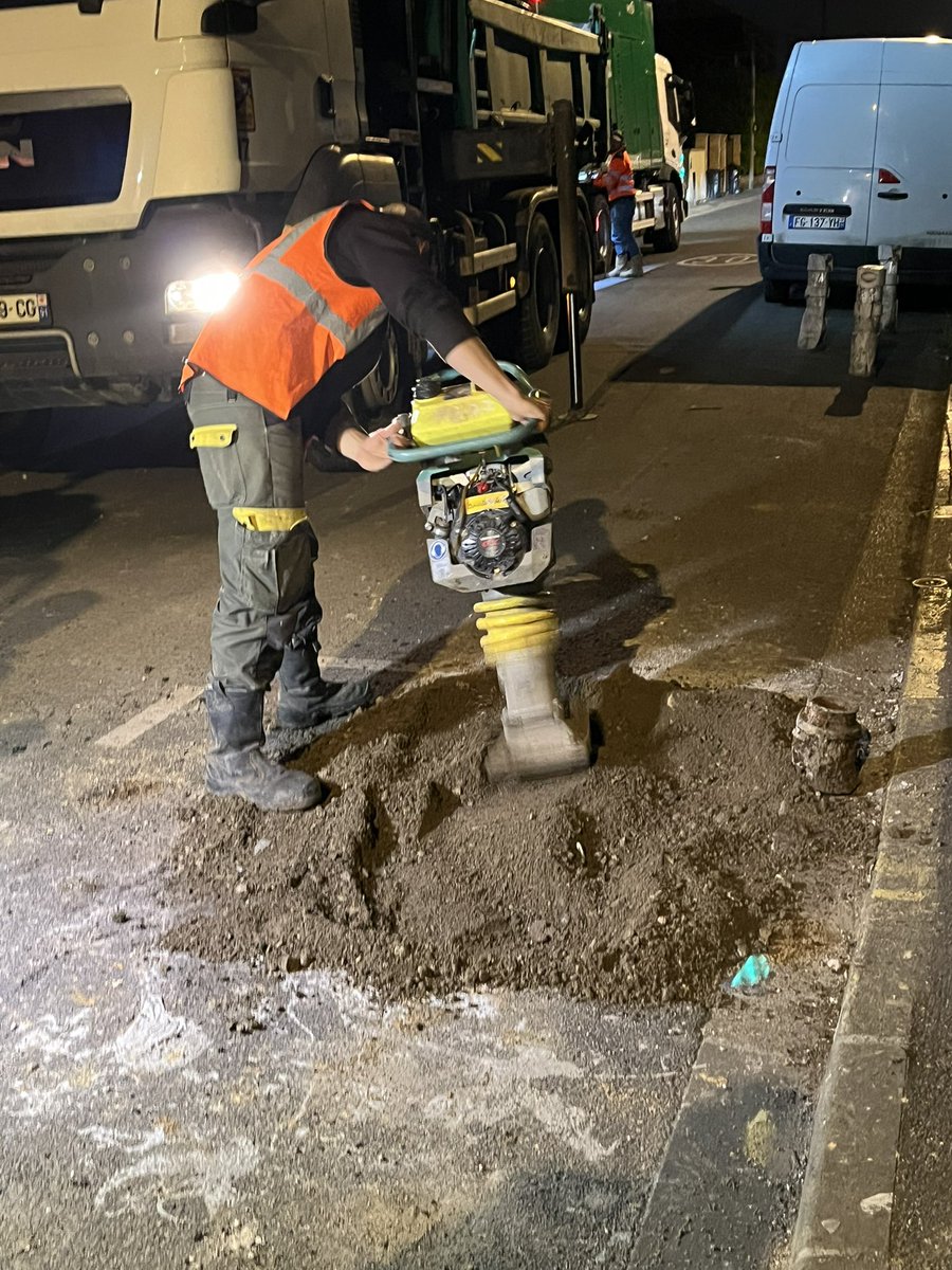 Jérôme Bérenger (@berenger_jerome) on Twitter photo Présent hier soir avec <a href="/JMVilain/">Jean-Marie Vilain</a> pour saluer les équipes de la régie « Eau des lacs de l’Essonne » lors d’une intervention importante sur la rue du commandant Barré. ❤️ Fiers de nos agents et de notre service public de l’eau. Présent hier soir avec <a href="/JMVilain/">Jean-Marie Vilain</a> pour saluer les équipes de la régie « Eau des lacs de l’Essonne » lors d’une intervention importante sur la rue du commandant Barré. ❤️ Fiers de nos agents et de notre service public de l’eau.