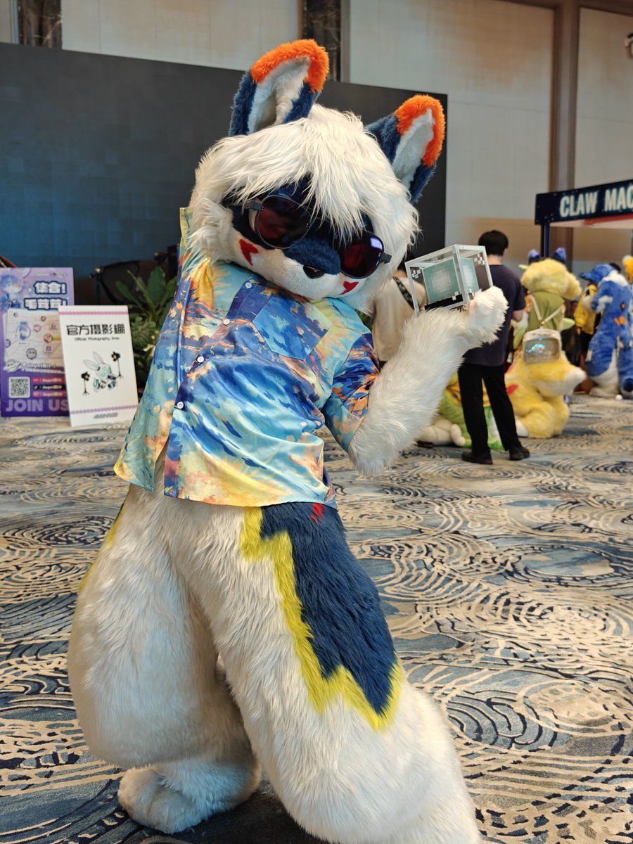 #FursuitFriday   /// 库  米 ///
———————————— 🦊
🔷 💡  ➠ 灯 ! 等 灯 等 灯 !
丨
📸：Kumi ( ?