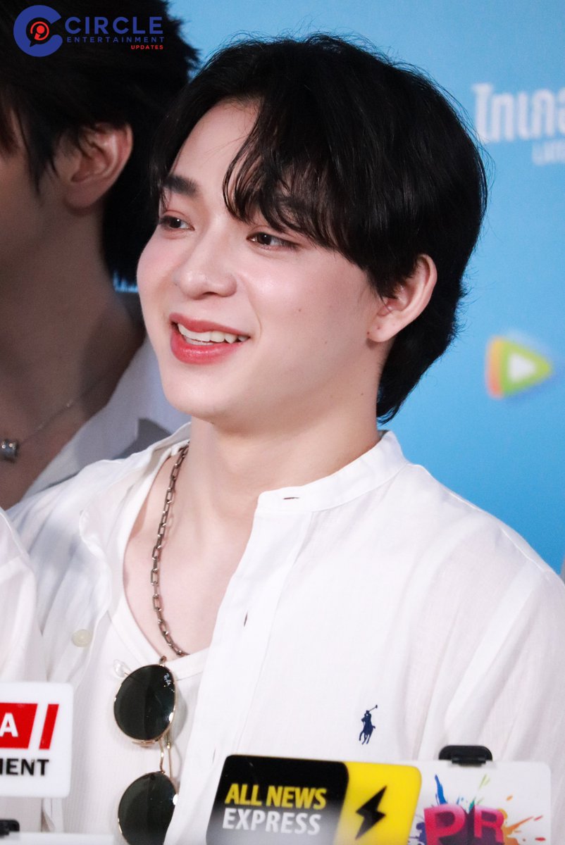 ช่วงสัมภาษณ์ “แม็กกี้-บาส” ในงานบวงสรวงซีรีส์ Fourever You เพราะรักนำทาง Part 2 

FOR YOU FOREVER 
#WorshipFoureverYou2 
#maxky_rp  #maxkybas 
#แม็กกี้บาส #6CODE 
#bbasjtr #บาสเด็กอ้วนที่แท้จริง