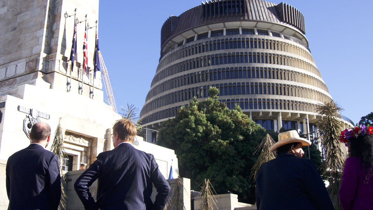 This ANZAC Day, the EU stood in remembrance with Aotearoa NZ and Australia.

Ambassador Lawrence Meredith laid wreaths at both the Wellington Cenotaph and Pukeahu Memorial, honouring all who served—and serve—for peace, freedom, and shared values.

🇪🇺🇳🇿🇦🇺