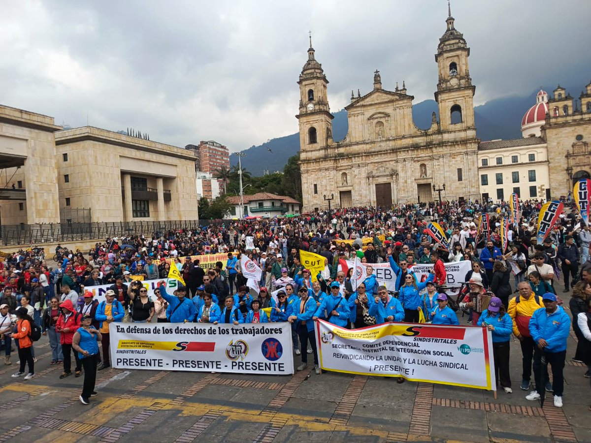 Hoy en Bogotá masiva la movilización de la clase trabajadora, indignada  x las  nefastas políticas de Carlos Fernando Galan en materia de Seguridad, salud, educación y ausencia de inversión social. Sindistritales CUT.....Presente,presente