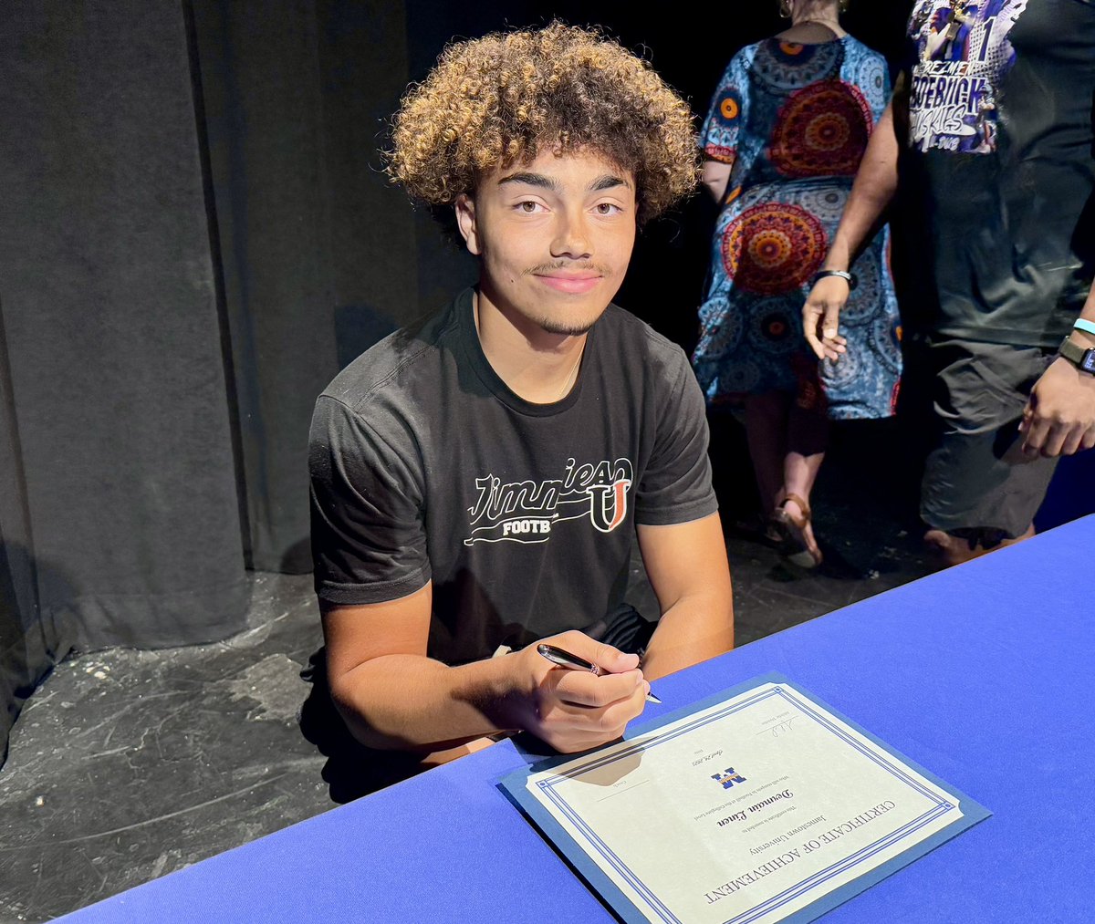 AndyMorales8's tweet photo. Tyler Evans, Dermain Linen and Moses Miller @MaranaFB to @JimmieFootball https://t.co/Tg1eKv2U3n