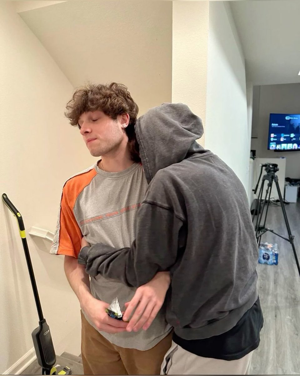 noite da pizza e dos jogos.

te amo, obrigado por cuidar de mim sempre, <a href="/mattapricity/">Matt 🏀</a>.