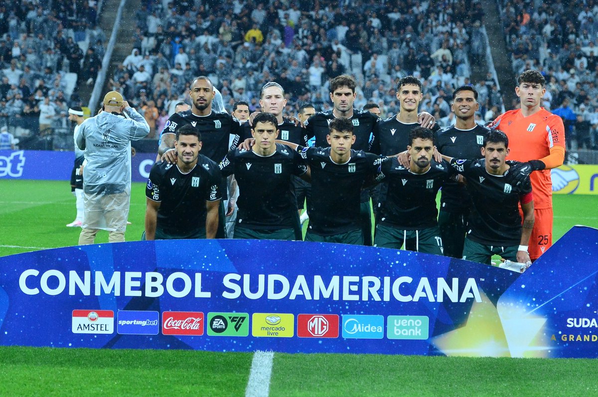 RodrigoRomano76's tweet photo. Racing hizo un partido impresionante y el resultado lo impacta porque el esfuerzo fue descomunal y el "premio" fue una derrota. 

Gastón Bueno hizo un partido notable, con sus 40 años bancó muchísimo. El despliegue de Lucas Rodriguez de siempre, algunos de los puntos altos en la derrota 1-0 en San Pablo.

Sobre la jugada decisiva, al terminar en gol, obviamente debe pasar por una revisión, el asistente levantó la bandera indicando que el balón había salido en su trayecto aéreo, marcándolo al finalizar la incidencia. 

Es imposible hacer un trazado de líneas ya que es un balón por aire, entiendo que el VAR no debe haber encontrado una imagen que pruebe de forma clara y contundente que esa pelota salió y entró en el aire. 

Creo que en este tipo específico de jugadas se le debería otorgar el privilegio de decisión al árbitro asistente que esta en el fondo, sobre la raya final.