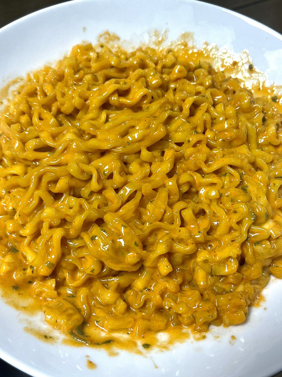 불닭 레시피 정리해달라고 하시는 분이 있어서 타래로 정리해보는 불닭스토랑 레시피..🍜👩🏻‍🍳 (컵불닭/오리지날불닭/치즈불닭/우유까르보) 

*컵불닭은 렌지 돌릴 때 뚜껑 뜯어야댐(전용 용기 아니라서 찝찝한 분들은 전용 용기에 담아서 ㄱㄱ)