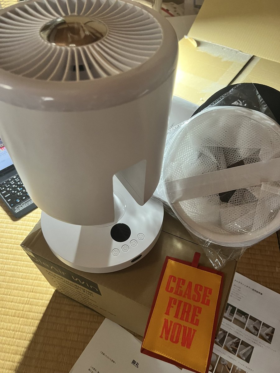 keiko0829's tweet photo. クラファンの返礼品、クレアウィンタワーとフィルター届きました!
タワーは軽いので持ち運びできます。
縦に長く伸ばすので場所を取らないところもいい。(パッチは大きさ比較のため)
災害時避難所の感染対策に備えておくのはありだと思う。
#クレアウィンタワー #CLEAIR https://t.co/a6usjLGrHk