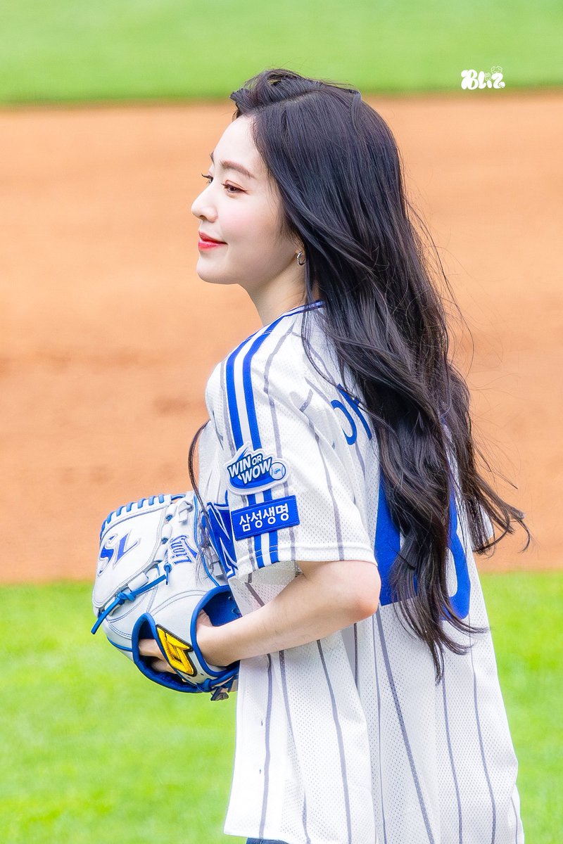 B_Liz321's tweet photo. 250420 삼성라이온즈 시구
⚾️
#레드벨벳 #RedVelvet
#IRENE #아이린 https://t.co/NPwNuCcZpe