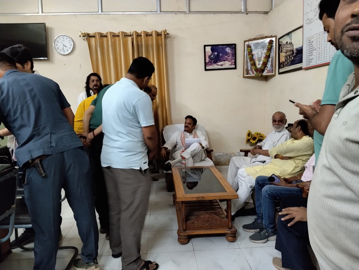 BunkarKammu's tweet photo. अभी तो ये अंगड़ाई हैं 
आगे ओर लड़ाई है 

#एन्एचएम_संविदा_स्वास्थ्य_कर्मचारी-के-साथ-जप्रतिनीधि
2023 की नीति तत्काल लागू करे https://t.co/go1wPSFh5L