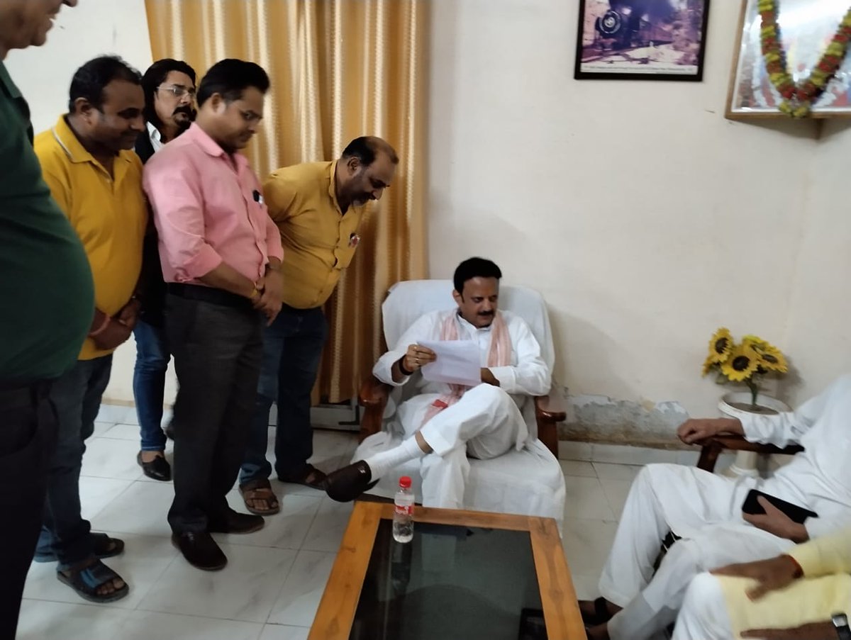 BunkarKammu's tweet photo. अभी तो ये अंगड़ाई हैं 
आगे ओर लड़ाई है 

#एन्एचएम_संविदा_स्वास्थ्य_कर्मचारी-के-साथ-जप्रतिनीधि
2023 की नीति तत्काल लागू करे https://t.co/go1wPSFh5L