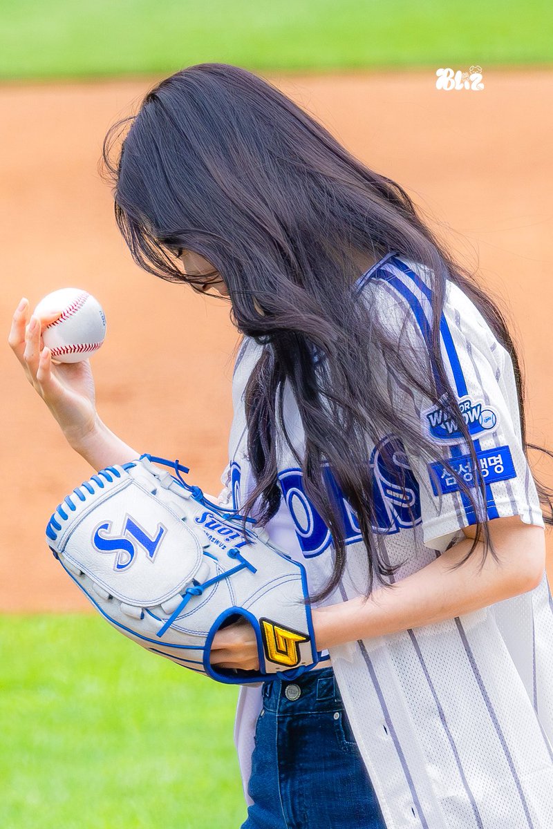 B_Liz321's tweet photo. 250420 삼성라이온즈 시구
⚾️
#레드벨벳 #RedVelvet
#IRENE #아이린 https://t.co/NPwNuCcZpe