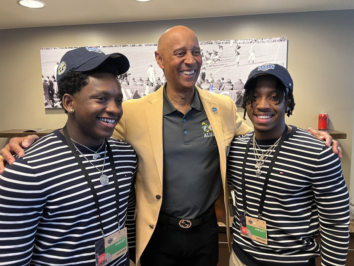 lique608's tweet image. To be successful, sometimes you gotta touch success. It's not just about what you know it's about who you know.💯💪🏾 #JamesLofton #AntonioFreeman #NDSCS
@HokiesFB @StanfordFball
#TwinBrothers