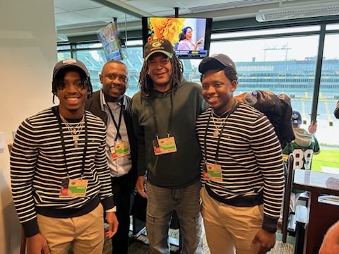 lique608's tweet image. To be successful, sometimes you gotta touch success. It's not just about what you know it's about who you know.💯💪🏾 #JamesLofton #AntonioFreeman #NDSCS
@HokiesFB @StanfordFball
#TwinBrothers