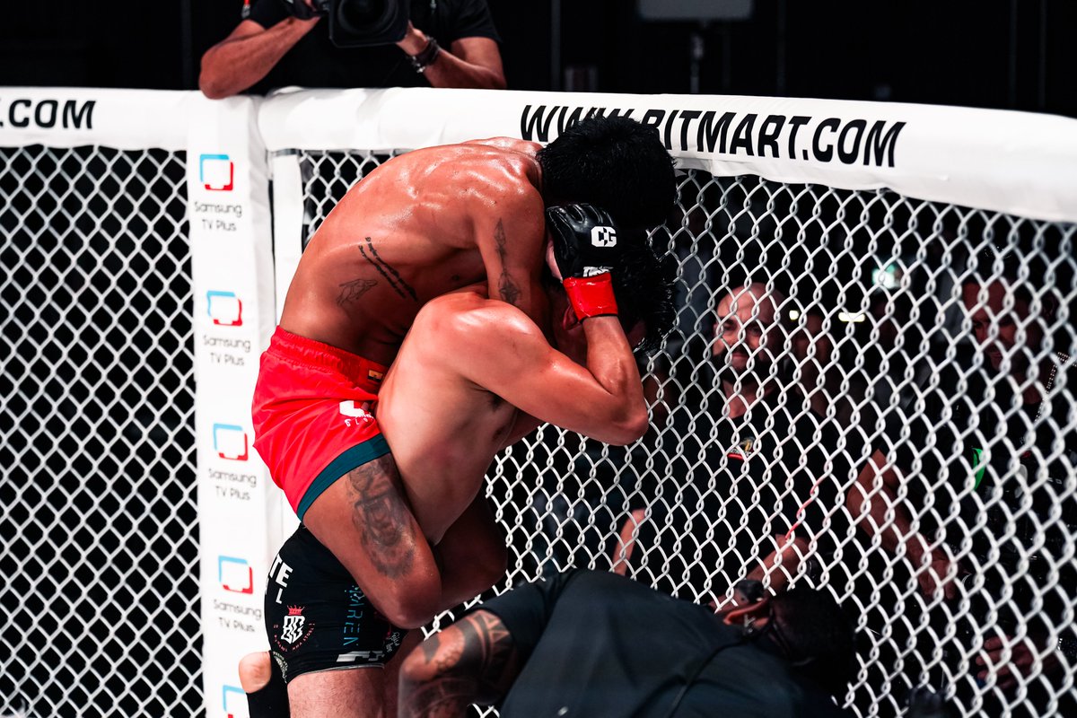 WINNER BY SUBMISSION! 💪🔥 Harry Gomez gets the victory in the 2nd round
#CombateGlobal #MuchMoreAction