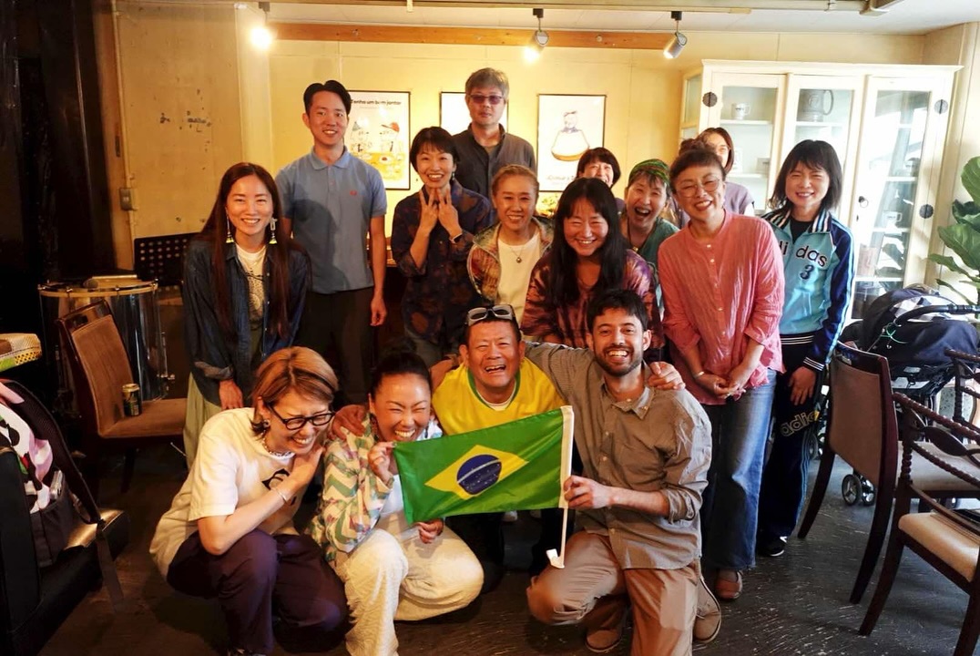 leandro_shimura's tweet photo. 【今日か��あなたもブラジル人 vol.2】
言葉を学ぶって、もっと自由で楽しくていいんじゃない？言葉を土台にブラジル音楽のリズムと踊りの表現を一石三鳥で学ぼうじゃないか！そんな思いから生まれたワークショップ📷 https://t.co/ExKyTPpIZn