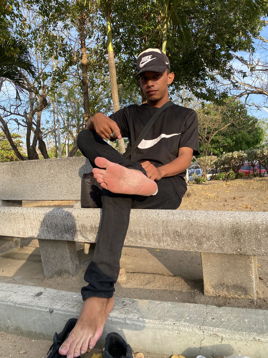 Now this is a true master. You know it when you look up at me and feel those butterflies in your stomach😏🥵

#Alphame #findom #feet #humillaciónsissy #cashmaster #PayPay #Master #poppers #cash #ping #findomalpha