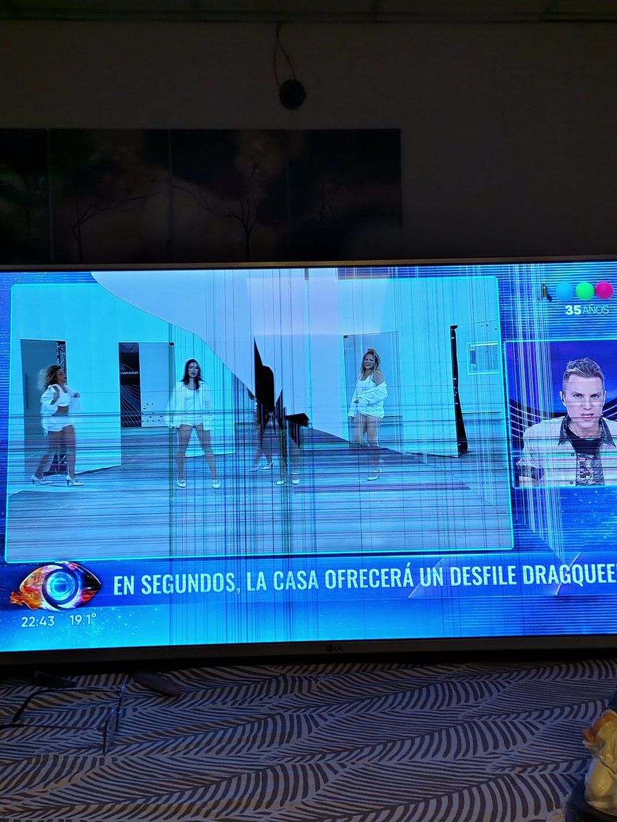 Mgodoy24's tweet photo. Tan mal que me rompieron la tele #GranHermano https://t.co/siG0G2Iohq
