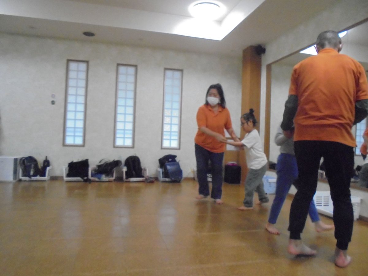 maruta215's tweet photo. 皆さん、こんにちは！
今回は「マット運びゲーム」の様子をお伝えします‼
お友達同士で競い合って1枚ずつ丁寧に運ぶことができました😃
#放課後等デイサービス
#運動
#療育
#お友達
#ゲーム
#神奈川
#横浜
#港北区
#神奈川区
#緑区 https://t.co/A3KxHsVNcC