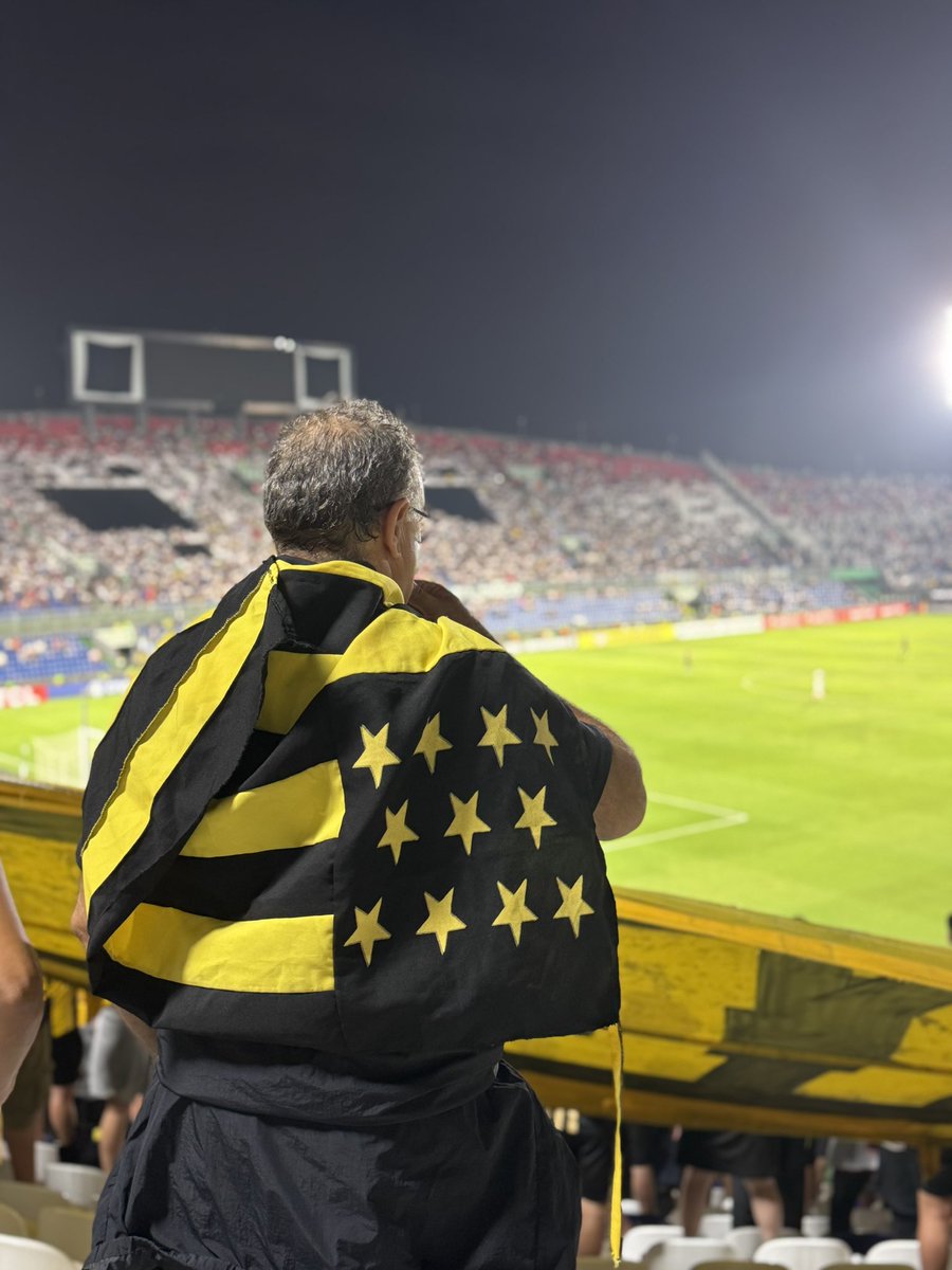tangerinarof's tweet photo. La foto que le saqué al hincha de Peñarol ayer 🥹 https://t.co/AdnGtn6vRX