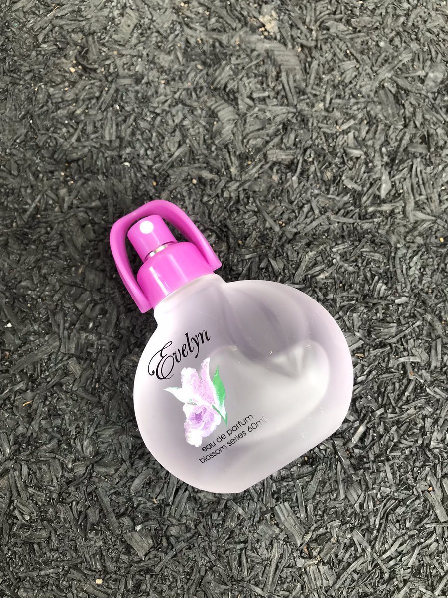 sesliaaaaa's tweet photo. mini di ukuran, maksimal di aroma. Blossom purple, sahabat praktis untuk setiap momen. 

https://t.co/uoqSzwysfh

 #perfumelokal #parfumviral #RaceToWinWithRCS  #EvelynInEveryTouch https://t.co/fIq6bFnO1f