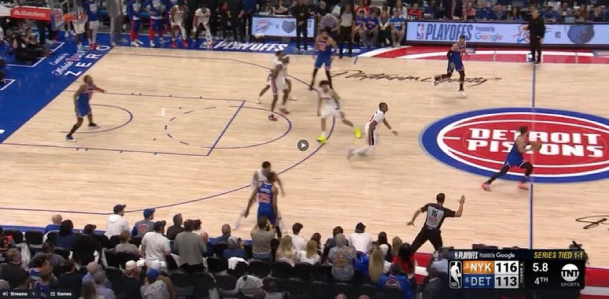 BrickCenter_'s tweet photo. Refs missed the backcourt violation on Brunson 😭 https://t.co/swNZOhvhZA