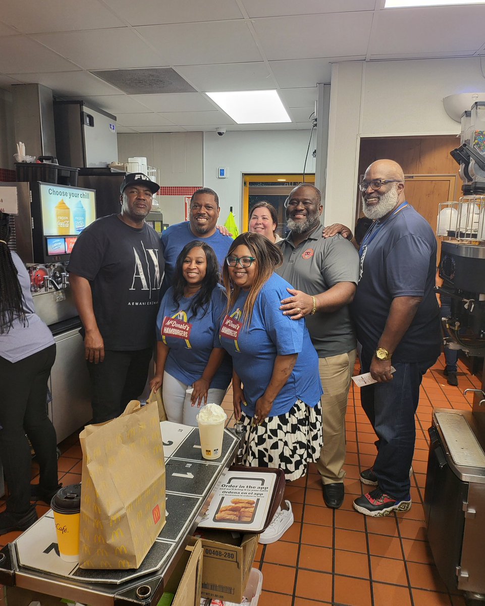 jessiann30's tweet image. Another McTeacher Night with our @KelseyLPharrES family. Had a great time building our partnership with McDonald’s and raising money for our school. #mcteachernight @MDCPSCentral