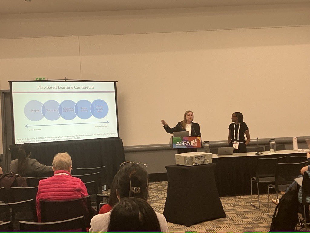 OISEUofT's tweet image. At #AERA2025, @PlayLearnLab researchers from OISE shared findings from 14 Ontario kindergarten classrooms.
The study shows that blending child-led and teacher-guided play supports stronger literacy and self-regulation outcomes.
#EarlyEd #PlayBasedLearning #Kindergarten