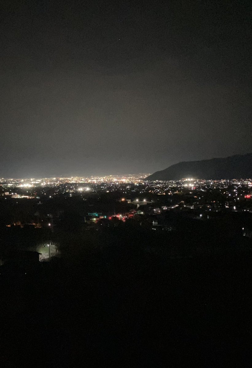 予想外だったと高評なのが夜景であります。こんなぶどう畑しかない場所に皆さん夜景など考えつかないようです。ひときわ明るいのが甲府市内です。勝沼町は・・手前の暗いところです。やっぱりぶどう畑は暗いじゃないか　笑
