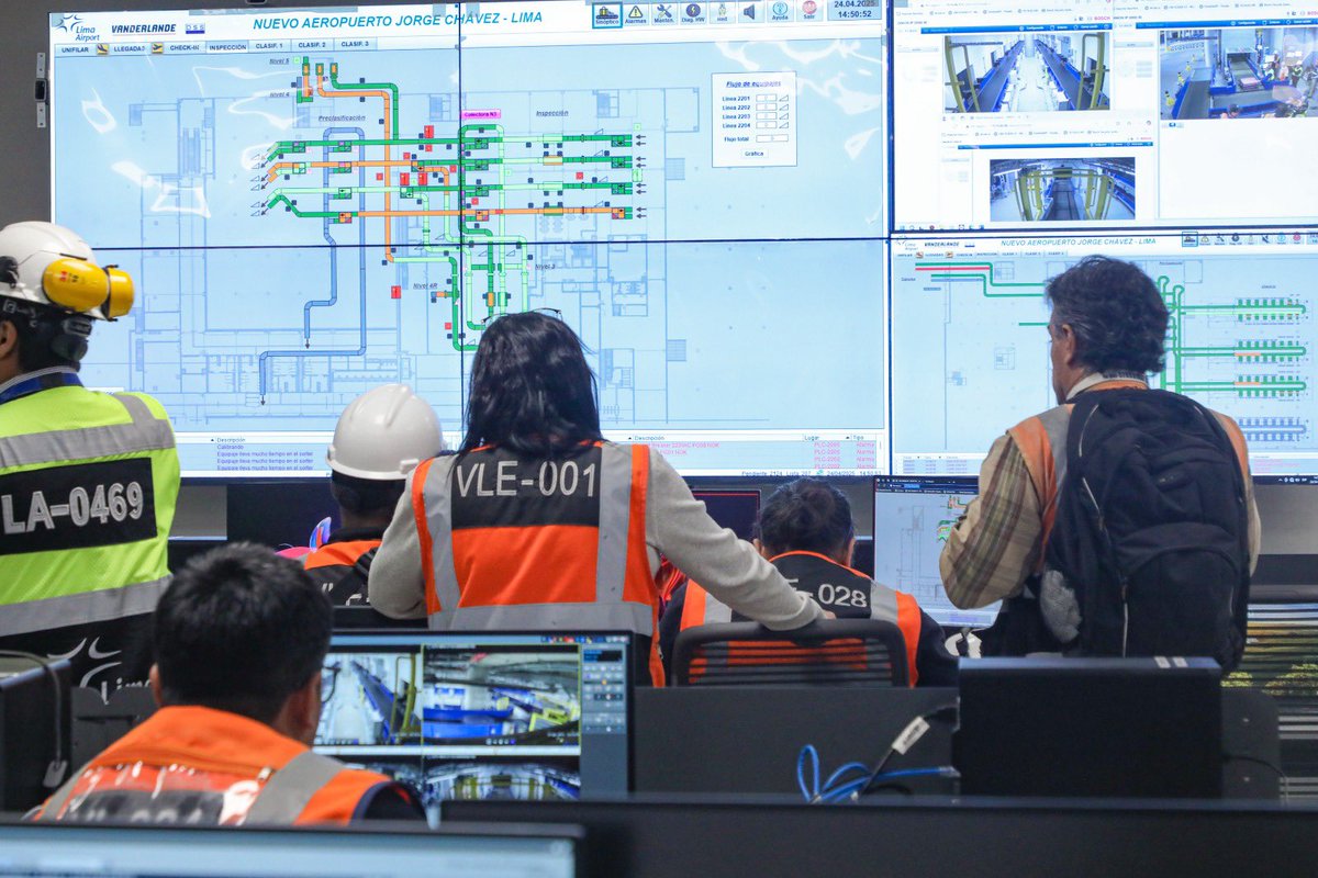 MTC_GobPeru's tweet photo. ¡Continuamos supervisando los ejercicios en el nuevo #JorgeChávez!

📌Hoy, inspectores de la Dirección General de Aeronáutica Civil del #MTC supervisaron la operación del sistema HBS/BHS, que permite la inspección y manejo del equipaje de bodega en el nuevo Aeropuerto Internacional Jorge Chávez.

✅Esta práctica fue realizada en coordinación con el @AeroJorgeChavez (LAP) y las aerolíneas nacionales, con el fin de garantizar una operatividad segura y eficiente antes del inicio de operaciones, cumpliendo estándares nacionales e internacionales de seguridad.