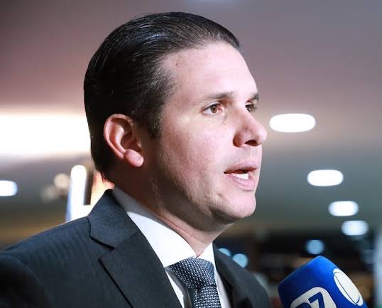 NewsLiberdade's tweet photo. 🚨URGENTE - Hugo Motta, presidente da Câmara, acaba de bloquear o perfil da Associação dos Familiares e Vítimas do dia 08 de janeiro, após ser cobrado para pautar a anistia!

“Presidente da Câmara dos Deputados bloqueou o perfil da Associação e de uma de suas advogadas” https://t.co/2vF0njgz3f
