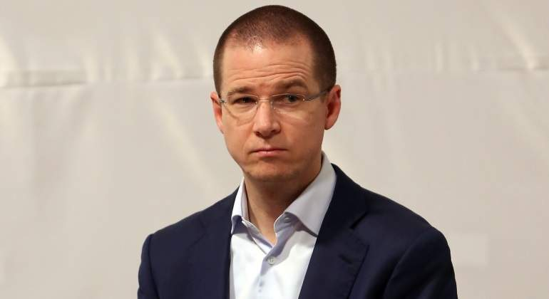 juncalssolano's tweet photo. Hace unos días el PRI, el PAN y sus voceros como Ricardo Anaya que quejaban de los spots anti migrantes de Trump en Televisa. 

Sin embargo ahora votaron EN CONTRA de la propuesta de la Presidenta @Claudiashein. 

Como decía AMLO, los conservadores son HIPÓCRITAS por dóctrina. https://t.co/CsodFCQmDH