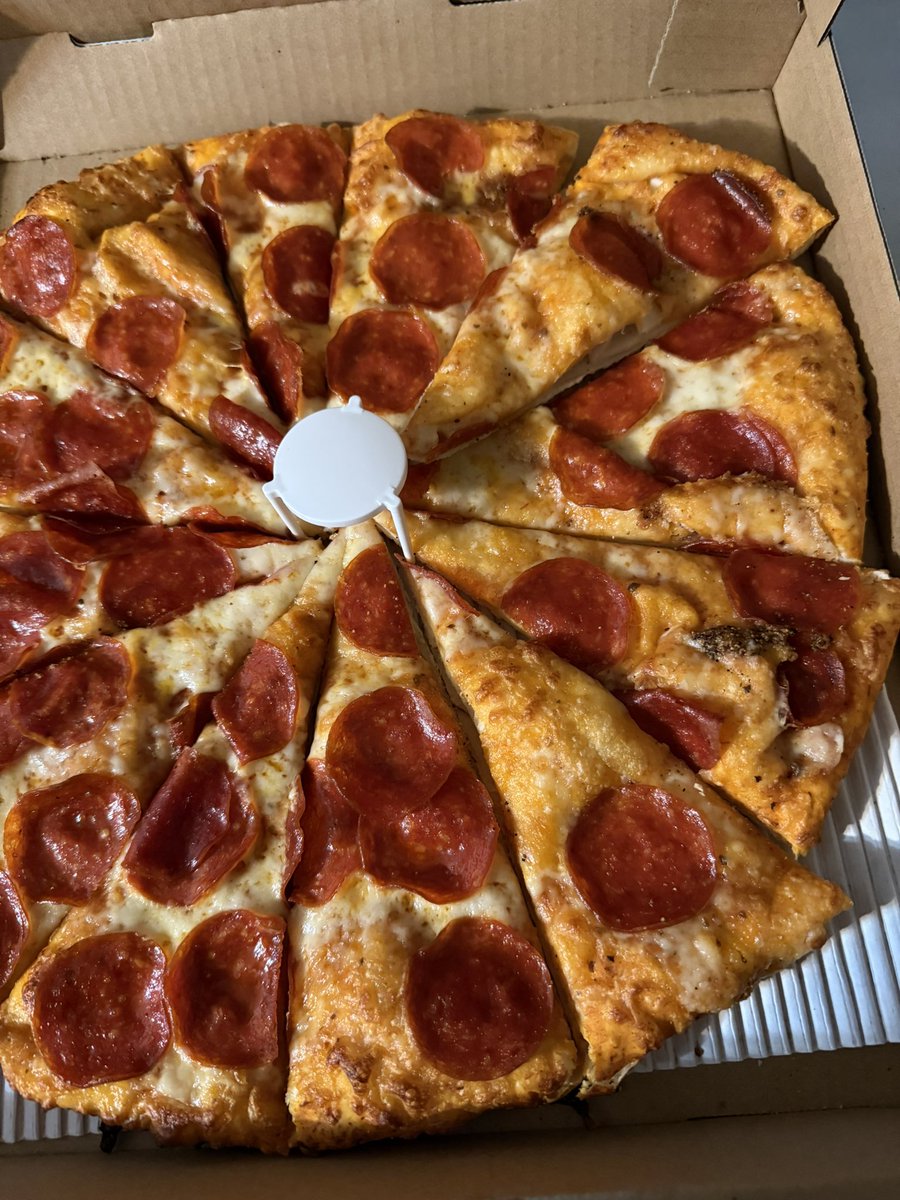 JoshButters's tweet photo. @menedspizzeria Why does your Bullard/Minnewawa location constantly never put any cheese on the pizza anymore? I mean like over the last few years. https://t.co/2VC0fXfTGW
