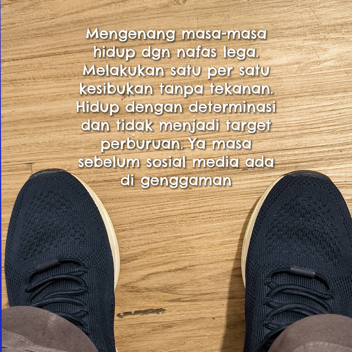 Di ruang tunggu, dulu bisa menikmati segelas kopi, baca koran, dan diselingi melamun atau berimajinasi. Sekarang oksigen di udara sudah tidak sesegar itu lagi