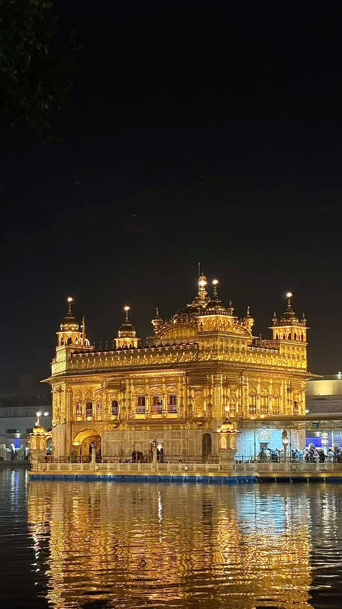 ਕੋਟਿ ਦਾਸ ਜਾ ਕੈ ਦਰਬਾਰੇ ॥
ਨਿਮਖ ਨਿਮਖ ਵਸੈ ਤਿਨ੍ਹ ਨਾਲੇ ॥