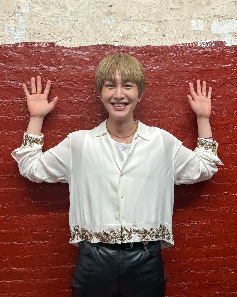 ONEW_GRIFFIN's tweet photo. 뉴욕 찡구들의 뜨거운 응원과 사랑으로 미주 투어 힘차게 시작❣

#온유 #ONEW
#ONEWTHELIVE 
#ONEW_THE_LIVE_CONNECTION #CONNECTION
#온유더라이브 #온유콘서트
#ONEWTHELIVE_USA #ONTHELA_USA https://t.co/B0SKbv0ZJb