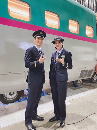 EntamePlex's tweet photo. のん、草彅剛と制服ショット「ご一緒できて幸せでした」
https://t.co/BF2FL2NJm0

#のん #草彅剛 #Netflix #新幹線大爆破 https://t.co/Xu6UVCl9Hp
