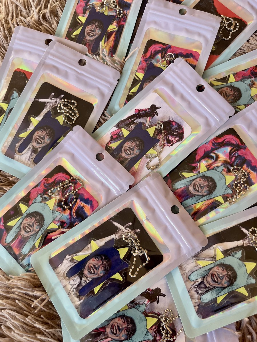 HOTS Singapore freebies, day 1 and day 2 ❤️‍🔥

Please take these babies off my hands if you see me! Quantity is limited 💕

#HOPE_ON_THE_STAGE_TOUR_SINGAPORE