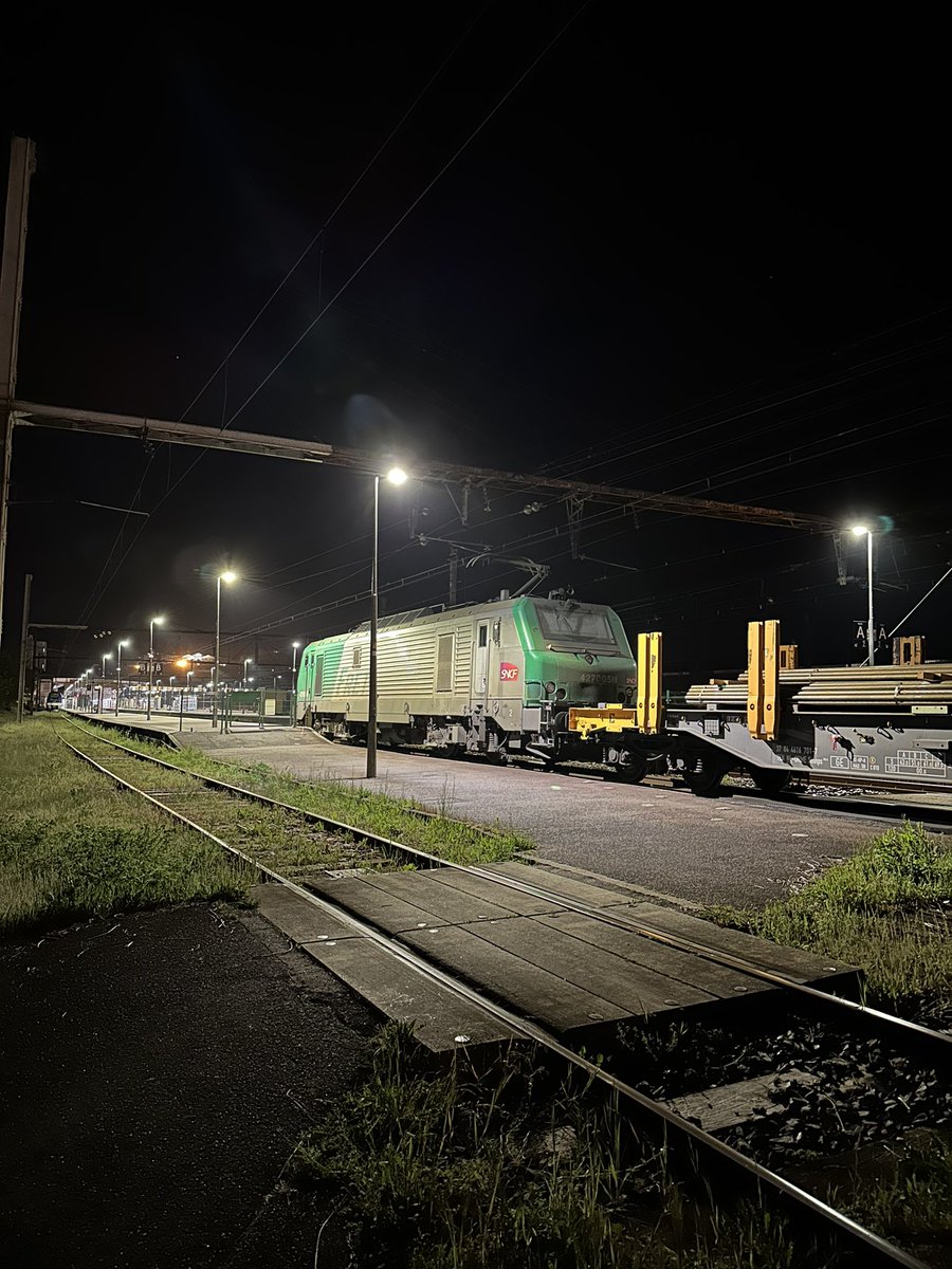 121deretard's tweet photo. Valenton > Angoulême avec 2000 tonnes de marchandises ! 💪🏻

Relève à l’heure à Angoulême, dans une ambiance nocturne qui me manquait ici ! 🥹🤩🌙

Direction le dodo, retour maison dans la soirée ! 🏠

#HexaFret 🟢🔵⚪️
#SNCF #FretSNCF #RailLogisticsEurope https://t.co/L2gqUEBYpl