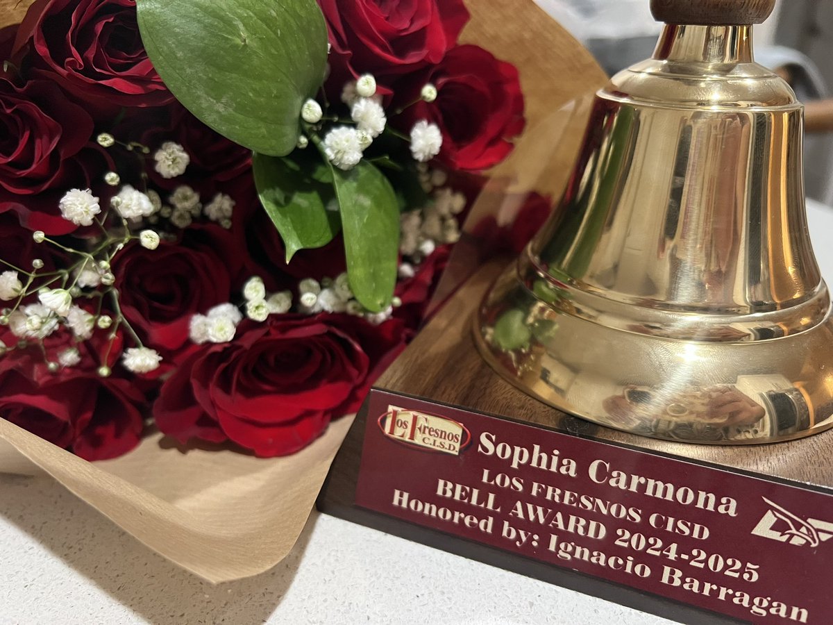 scarmona_lfhs's tweet photo. Today I was presented with a Bell Award from one of the best students ever😭 his speech was absolutely heart warming! So grateful for such a beautiful night🥹 @losfresnoshigh https://t.co/C4bshEnXqI