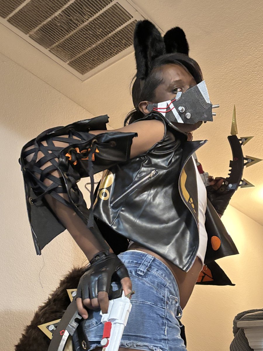 AT_Suits's tweet image. A cosplay that I made based on Pulchra from Zenless Zone Zero. The colors are changed to compliment the models skin tone. took about 3 weeks to make. From the sewing, heat pressing, 3d-printing, and painting