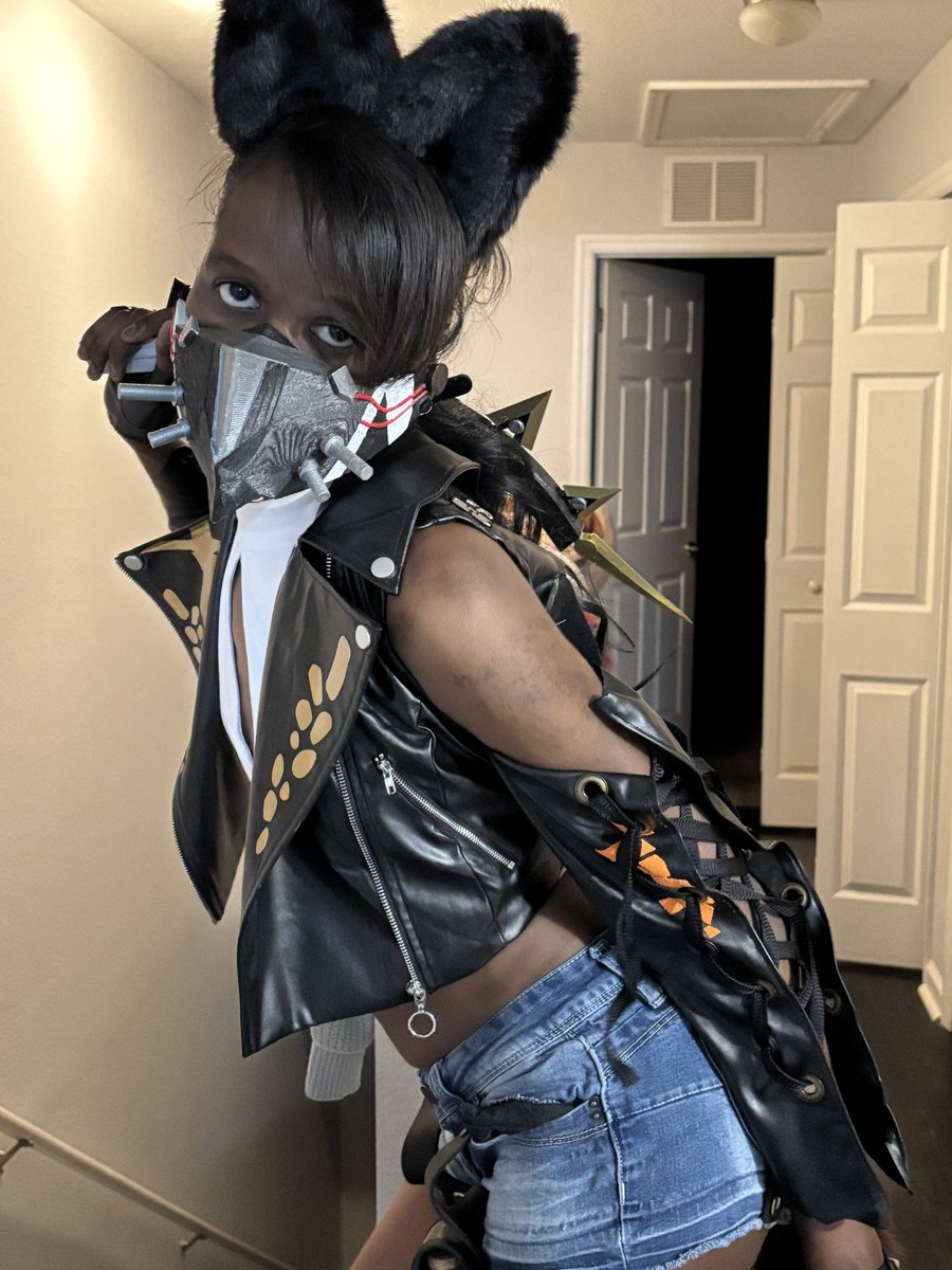 AT_Suits's tweet image. A cosplay that I made based on Pulchra from Zenless Zone Zero. The colors are changed to compliment the models skin tone. took about 3 weeks to make. From the sewing, heat pressing, 3d-printing, and painting
