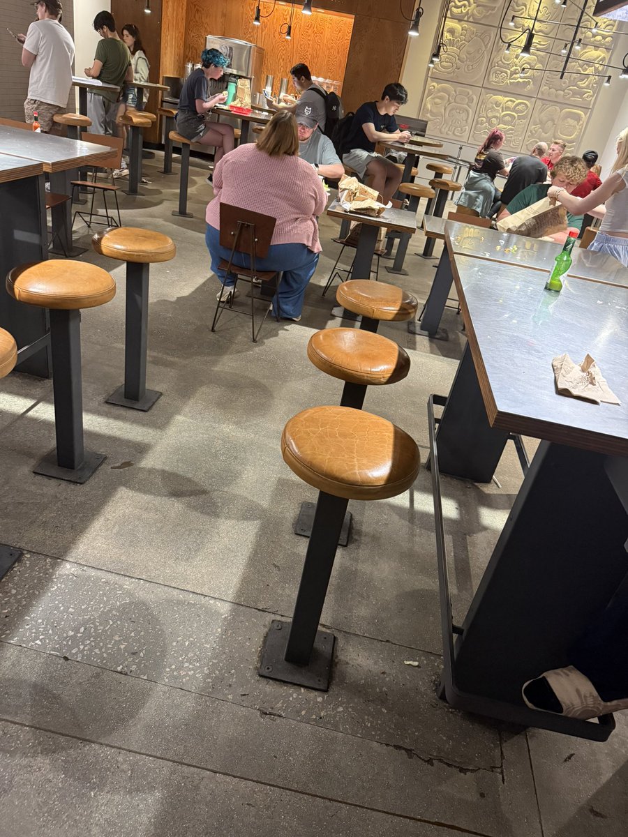 packfan2005's tweet image. The structural integrity of the chairs in chipotle deserves some recognition. #hog