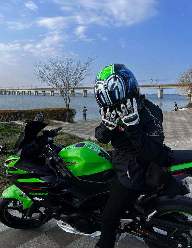 私の愛車、小緑が大好きです。渋滞でも怖くないよ！😎😁🏍  
#バイク  
#風と自由  
#レーシングバイク  
#道の上  
#オートバイ  
#速さよりカッコよさ  
#女性ライダー  
#川崎ニンジャ400  
#バイク愛と生活愛