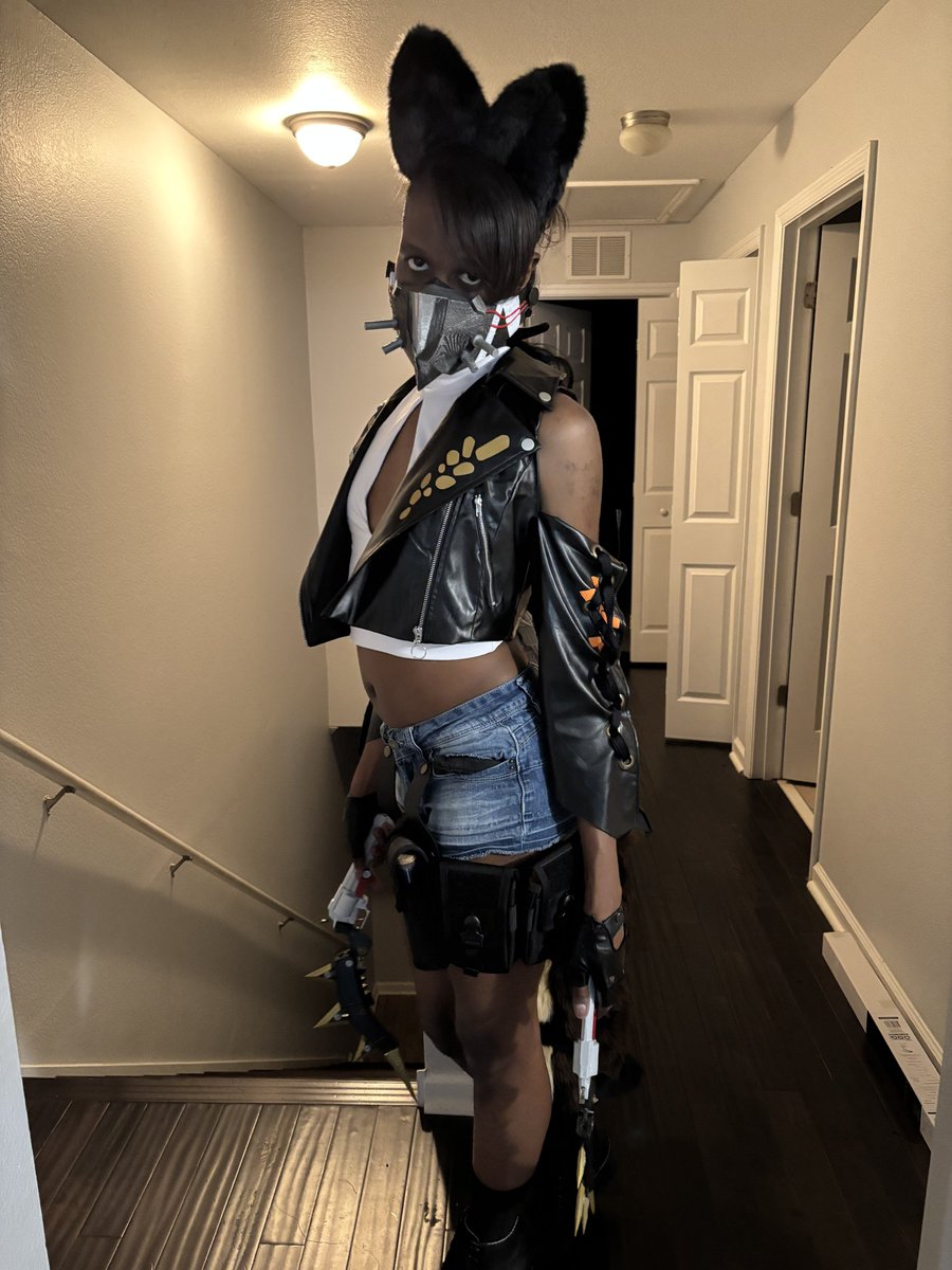 AT_Suits's tweet image. A cosplay that I made based on Pulchra from Zenless Zone Zero. The colors are changed to compliment the models skin tone. took about 3 weeks to make. From the sewing, heat pressing, 3d-printing, and painting