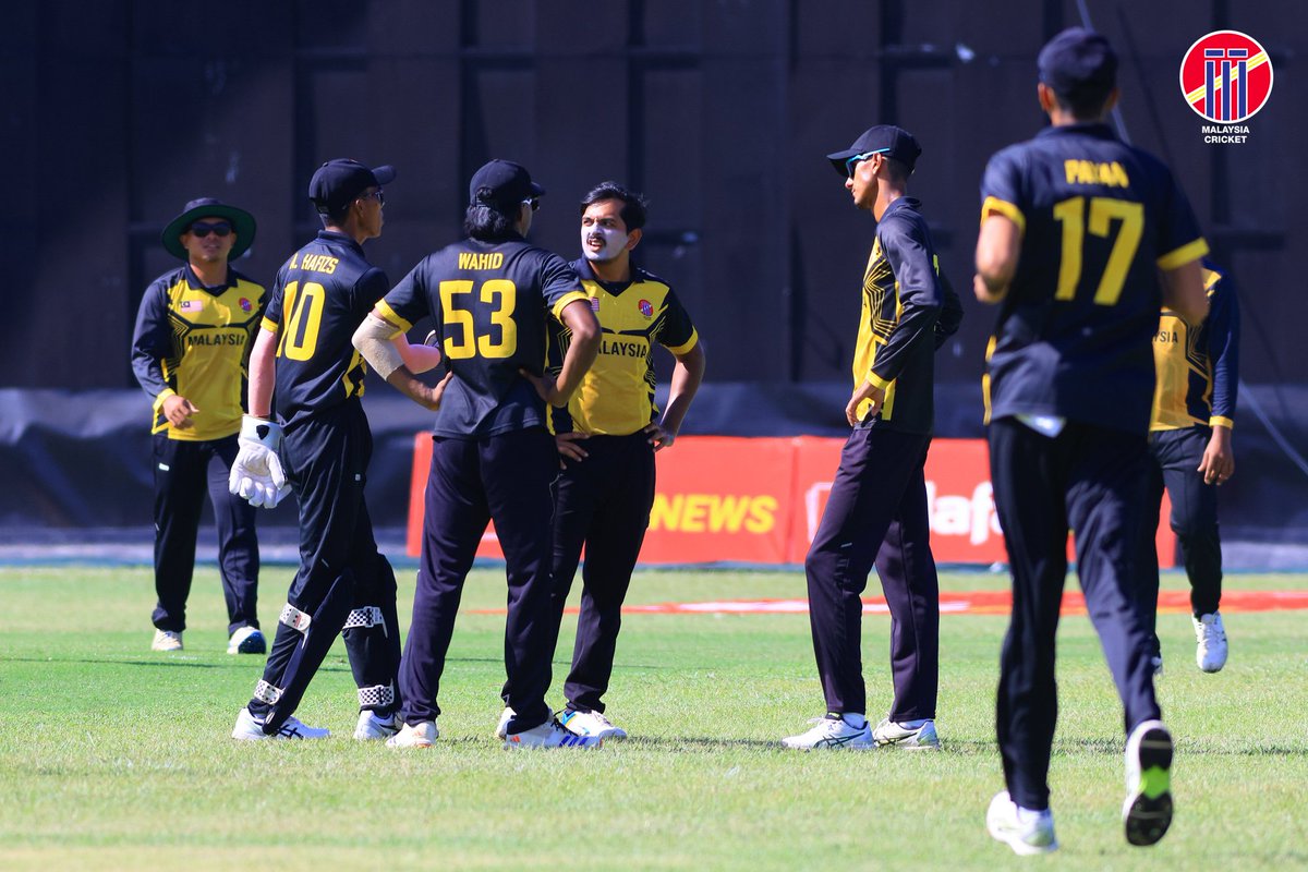 MalaysiaCricket's tweet photo. ๐ฅTerrific start for Malaysia ! Skipper Aziz leads the charge as bowlers run through the Thai top order
๐น๐ญ 17/4 (4.4)
M
๐บ https://t.co/bzS5KJtt6a
#MASvsTHA #malaysiaquadseries https://t.co/YFszw9gbRm