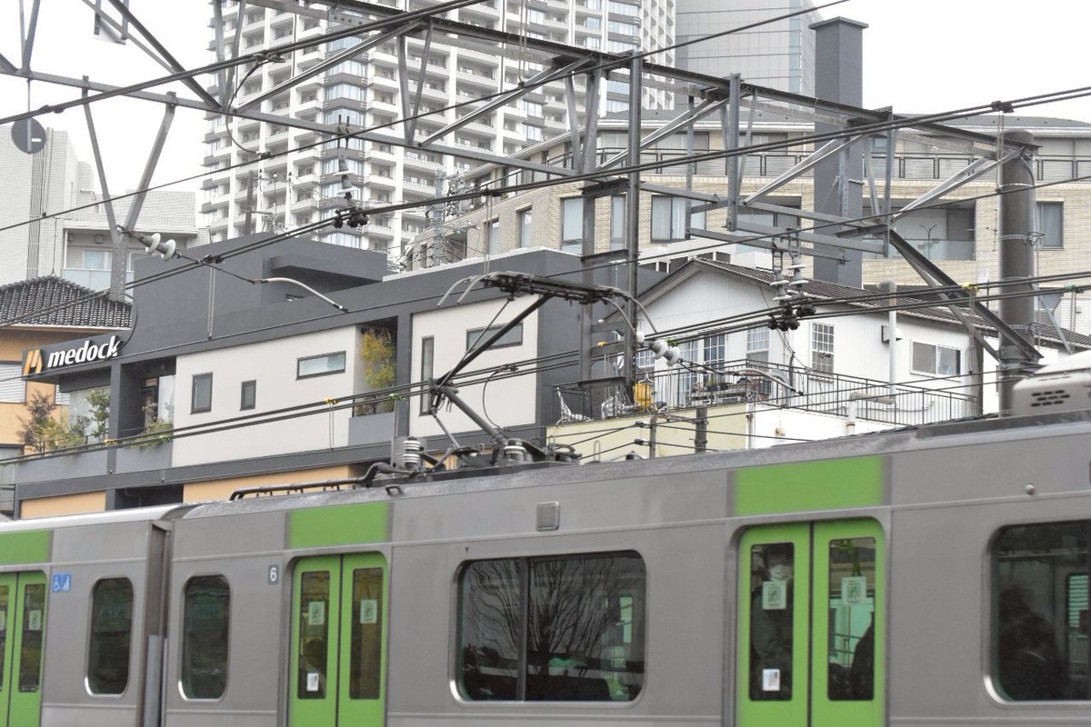 架線の仕組み㊙️／ 架線設備をよく見ると、 複数の線が張られているの